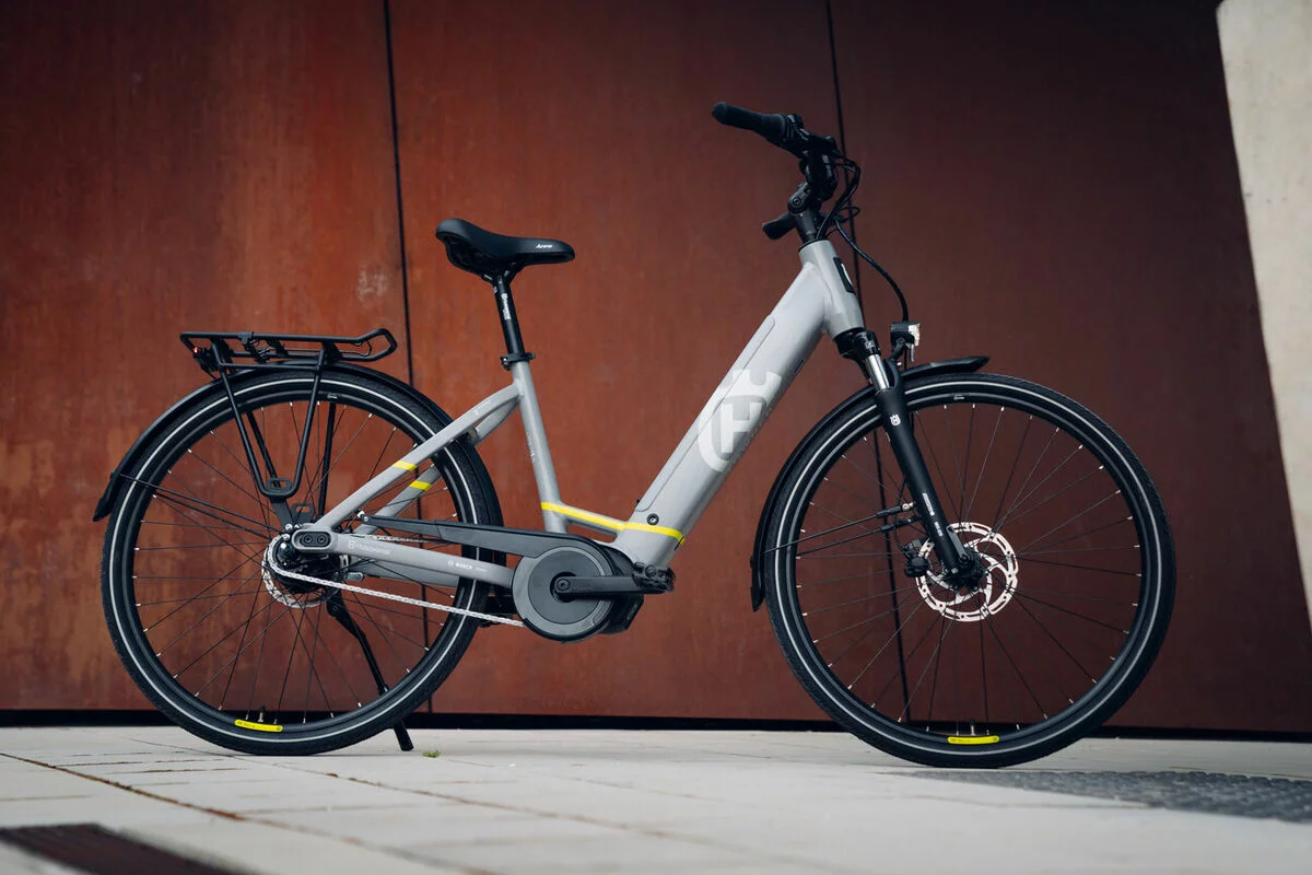 Rower elektryczny miejski Husqvarna Towner 2 BOSCH 49cm 28'' Nexus CB - zdjęcie 6