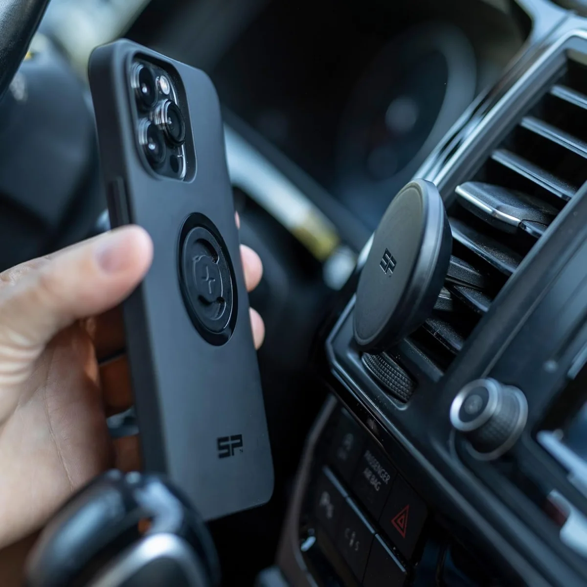 Uchwyt samochodowy SP Connect+ magnetyczny z ładowarką - zdjęcie 6
