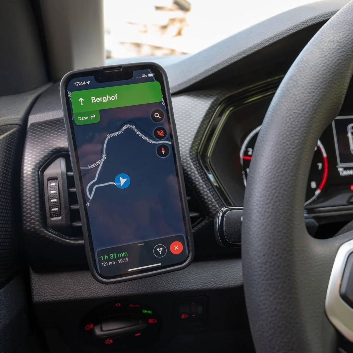 Uchwyt samochodowy SP Connect+ magnetyczny z ładowarką - zdjęcie 7